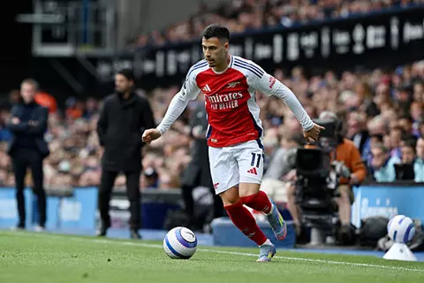 هل يخطفه الدوري السعودي؟.. مستقبل غامض ينتظر مارتينيلي في آرسنال